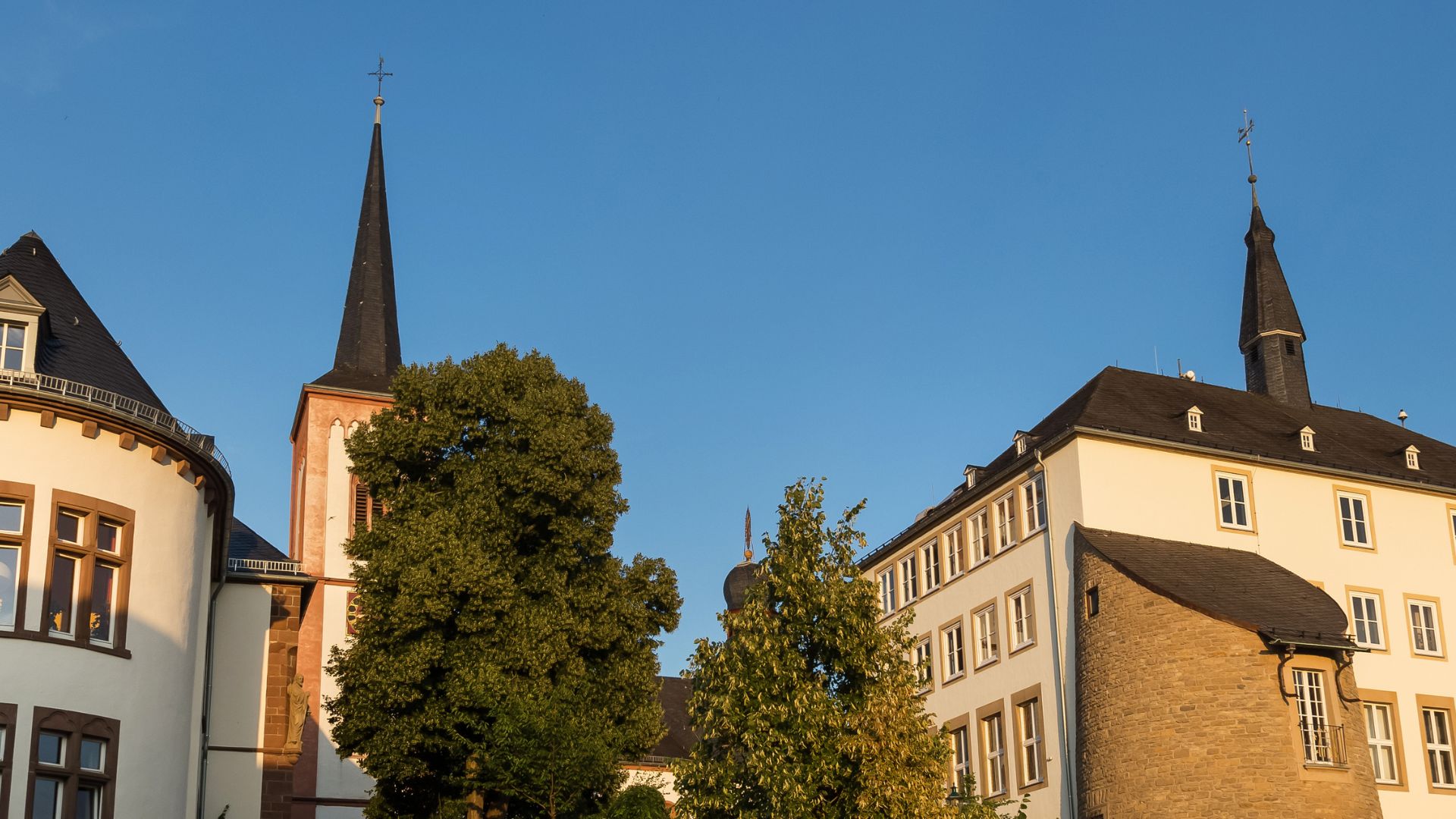 Aufnahme einer mehrerer Häuser der Stadt Bitburg bei Sonnenschein.