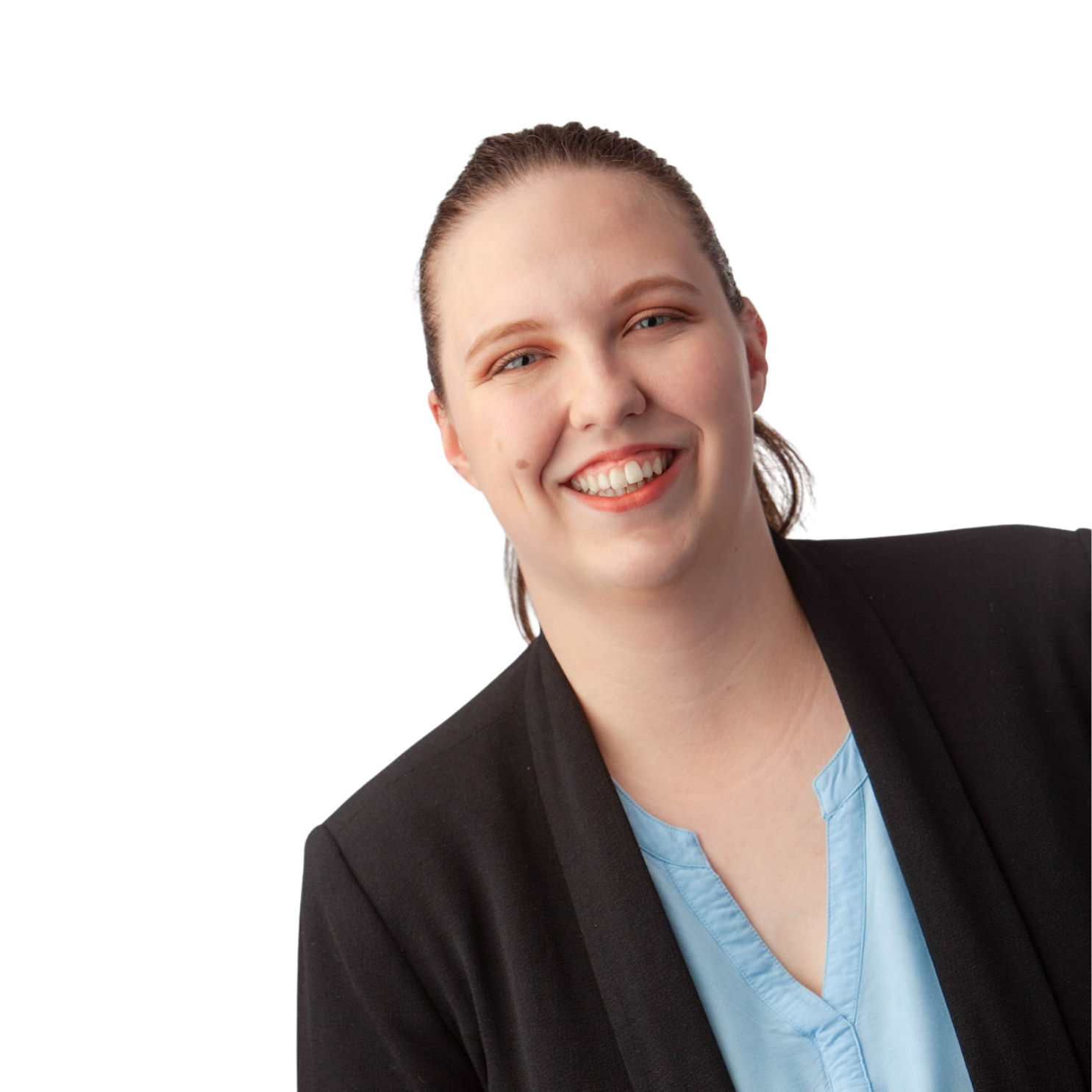 Porträt einer freundlichen Frau, die ein blaues Shirt und einen schwarzen Blazer trägt. 