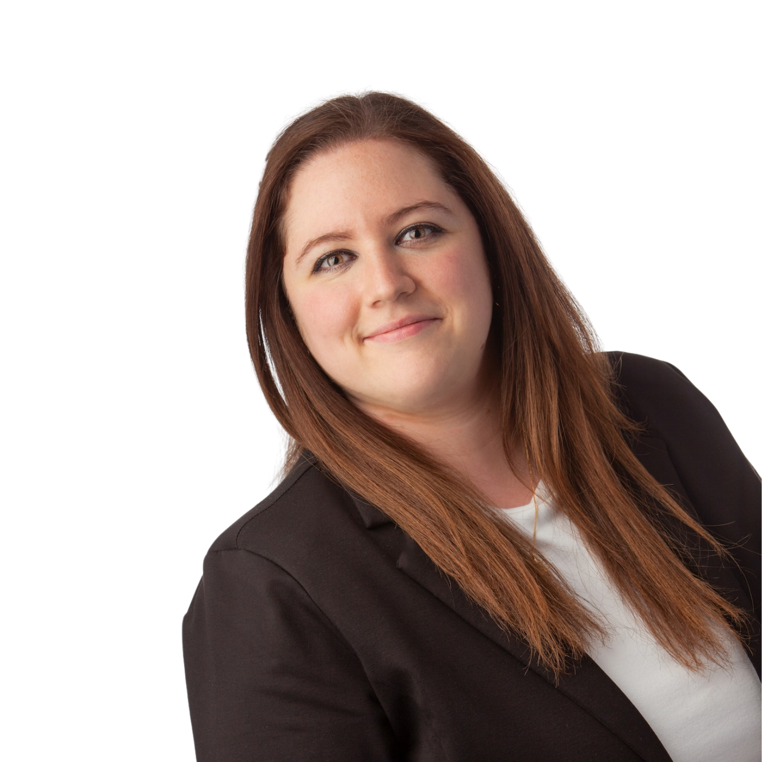 Porträt einer freundlichen, brünetten Frau, die ein weißes Shirt und einen schwarzen Blazer trägt. 