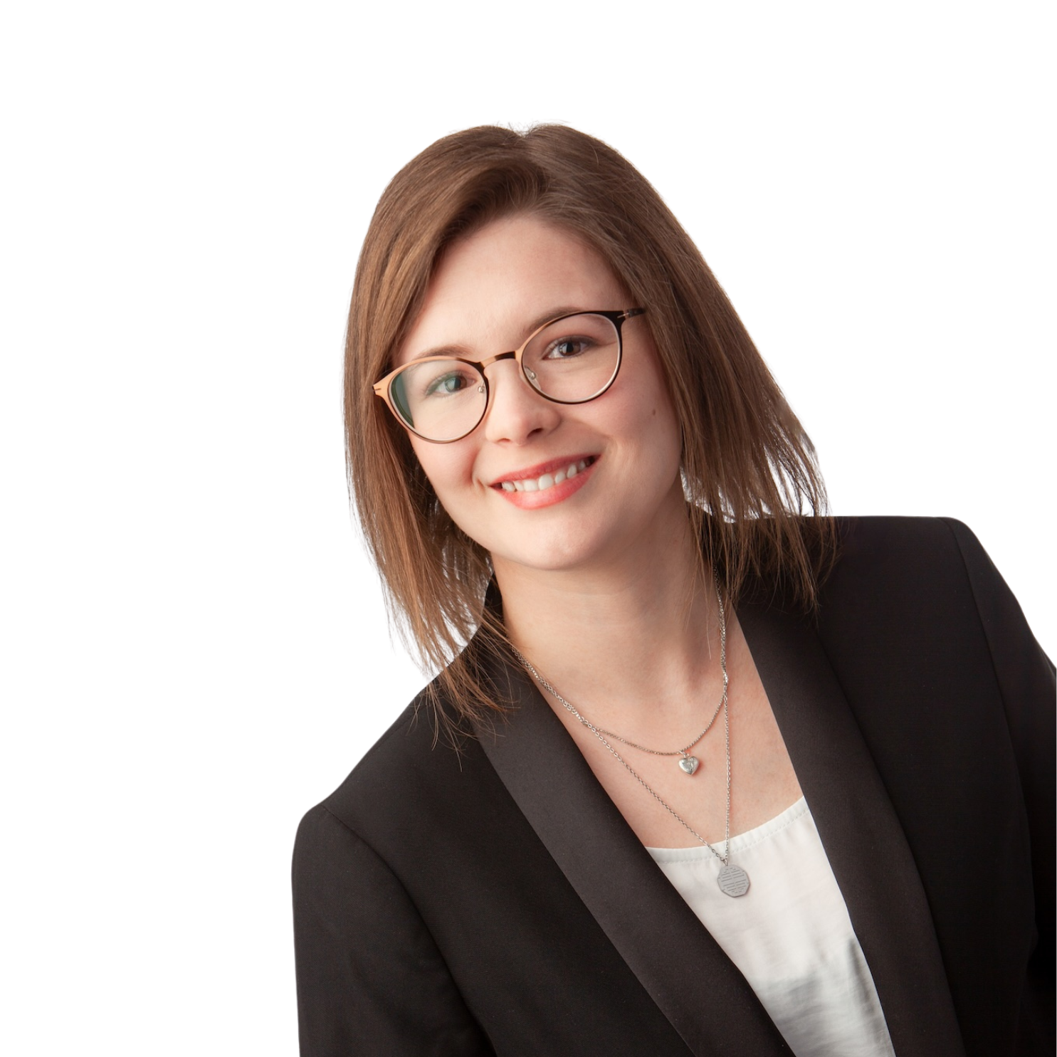 Porträt einer freundlichen, brünetten Frau mit Brille, die ein weißes Shirt und einen schwarzen Blazer trägt. 